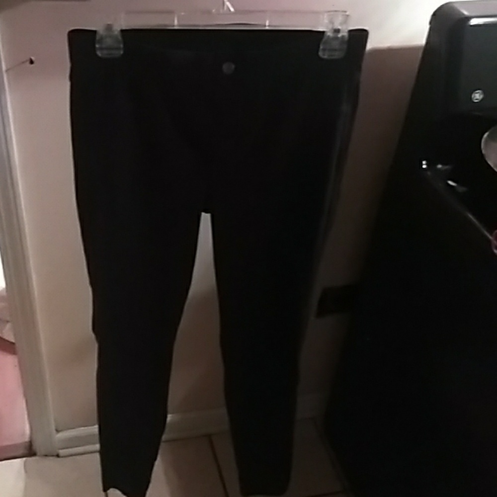 SIZE M BLACK VERA WANG STRETCH CAPRI'S
